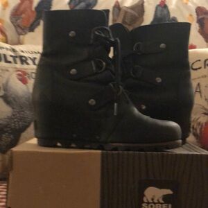 SOREL 8.5 black wedge boots. Great condition